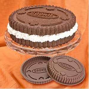 Cute bakeware: Oreo cookie shaped cake pan