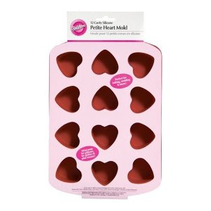 Girly bakeware: Heart cupcake / muffin pan