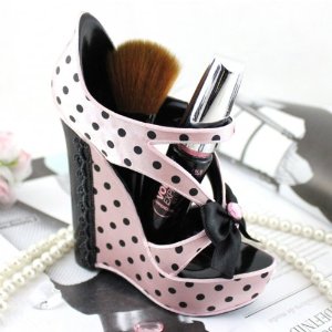 Girly desk accessories: pink shoe shaped pen holder